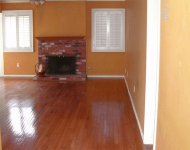 1113 West Hickory Avenue - Photo Thumbnail 2