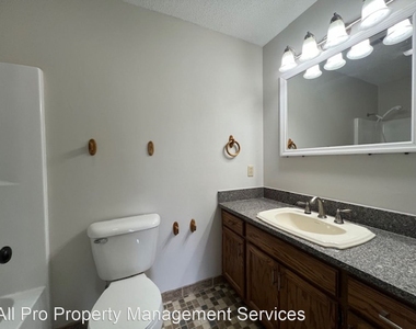 1403 Broadview Circle - Photo Thumbnail 9