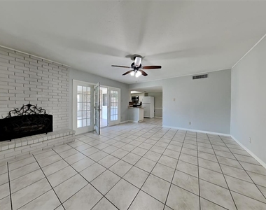 1407 W Spring Creek Parkway - Photo Thumbnail 5