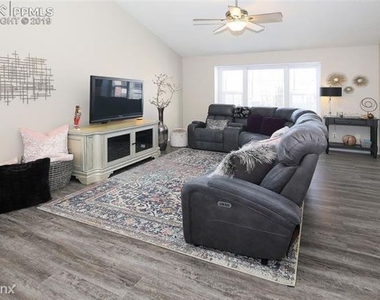 2220 Lisa Dr - Photo Thumbnail 7