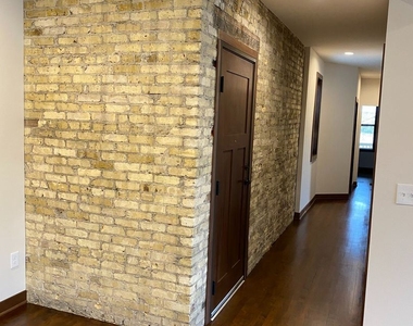 2314 W Wells St - Photo Thumbnail 1