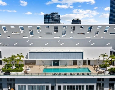 1300 Brickell Bay Dr - Photo Thumbnail 4