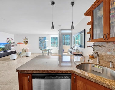 2899 Collins Ave - Photo Thumbnail 5