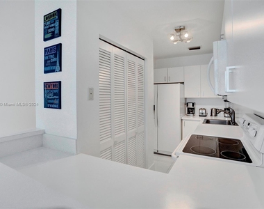 5445 Collins Ave - Photo Thumbnail 25