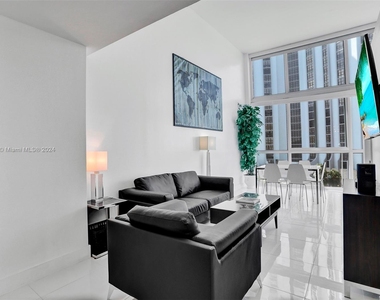 5445 Collins Ave - Photo Thumbnail 18