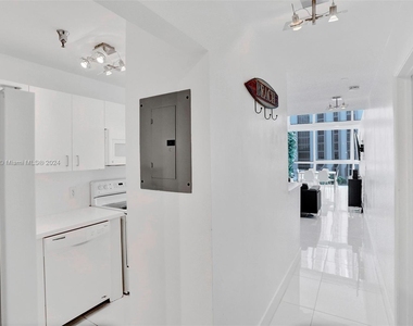 5445 Collins Ave - Photo Thumbnail 42