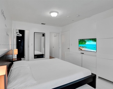 5445 Collins Ave - Photo Thumbnail 2