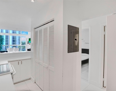 5445 Collins Ave - Photo Thumbnail 27