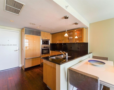 6801 Collins Ave - Photo Thumbnail 2