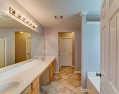 2552 Weycroft Lane - Photo Thumbnail 4