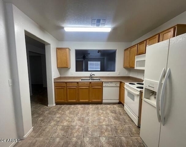 104 E Desert Bell Way - Photo Thumbnail 4