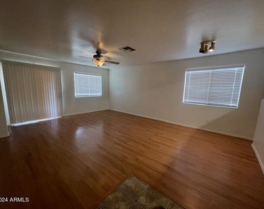 104 E Desert Bell Way - Photo Thumbnail 6