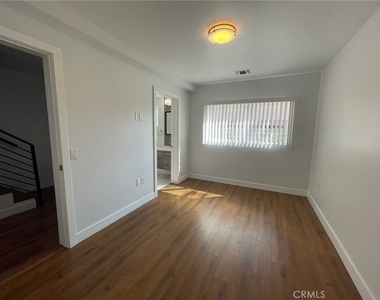 2124 Carmona Avenue - Photo Thumbnail 3