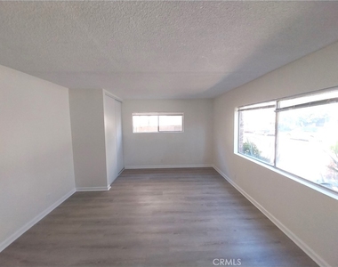 11523 Menlo Avenue - Photo Thumbnail 10