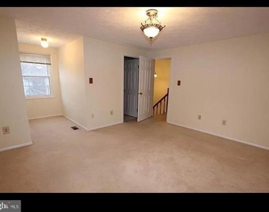 10921 Harpers Square Ct - Photo Thumbnail 4