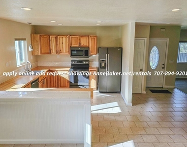 590 S Cloverdale Blvd - Photo Thumbnail 5