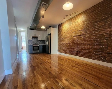 302 Sumpter Street - Photo Thumbnail 2