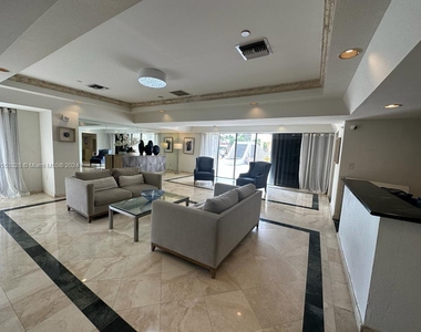 2625 Collins Ave - Photo Thumbnail 15