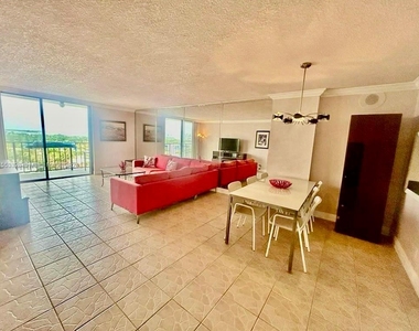 2625 Collins Ave - Photo Thumbnail 2