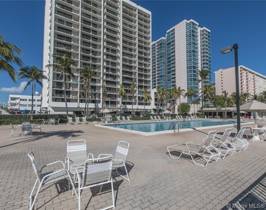 2625 Collins Ave - Photo Thumbnail 22