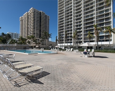 2625 Collins Ave - Photo Thumbnail 21