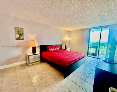 2625 Collins Ave - Photo Thumbnail 6