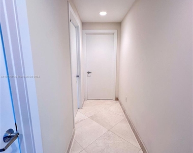 1060 Brickell Ave - Photo Thumbnail 16