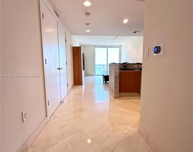 1060 Brickell Ave - Photo Thumbnail 0