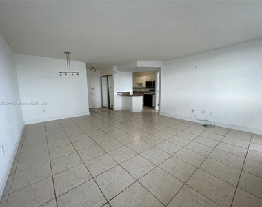 5313 Collins Ave - Photo Thumbnail 7