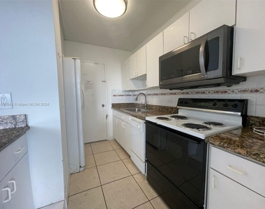 5313 Collins Ave - Photo Thumbnail 6