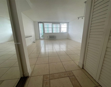 5313 Collins Ave - Photo Thumbnail 2