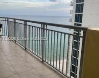 17375 Collins Ave - Photo Thumbnail 4