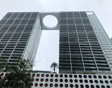 500 Brickell Ave - Photo Thumbnail 0