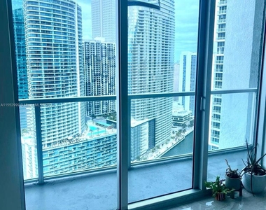 500 Brickell Ave - Photo Thumbnail 3