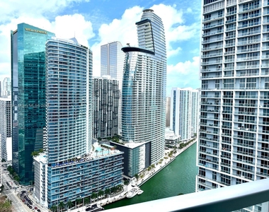 500 Brickell Ave - Photo Thumbnail 2