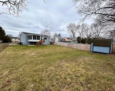 5967 Parkglen Road - Photo Thumbnail 4