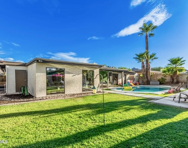 2524 E Desert Cove Avenue - Photo Thumbnail 24