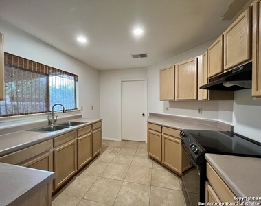 10722 Vollmer Ln - Photo Thumbnail 5