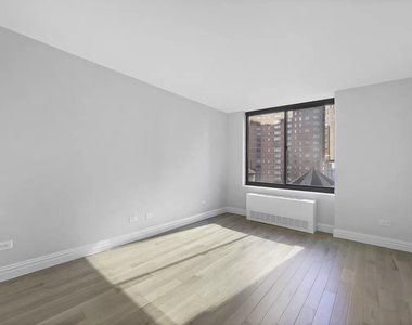 237 West 48th Street - Photo Thumbnail 6