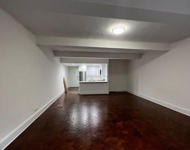 Upper West Side Studio Apartment for Rent - No Fee - Photo Thumbnail 3