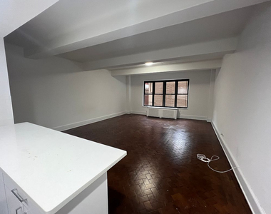 Upper West Side Studio Apartment for Rent - No Fee - Photo Thumbnail 1