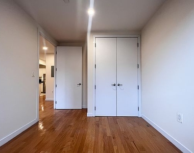 924 Metropolitan Avenue - Photo Thumbnail 7