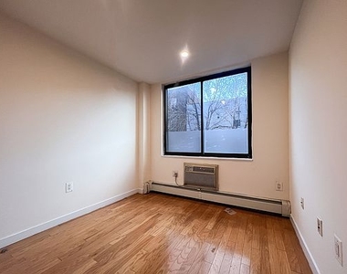 924 Metropolitan Avenue - Photo Thumbnail 10