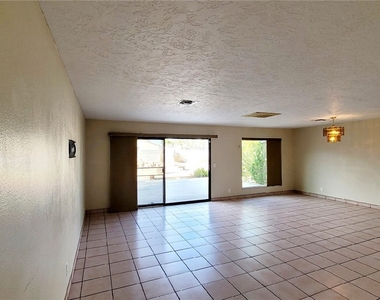 5844 W Oakey Boulevard - Photo Thumbnail 11