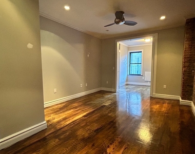  Renovated 2BR in Hell's Kitchen-West 52 Street - Photo Thumbnail 4