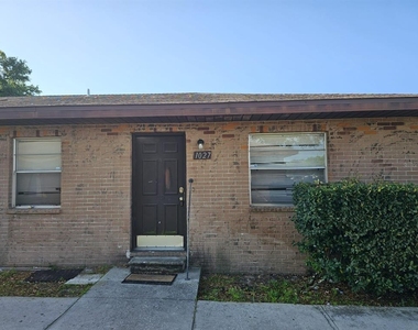 1027 N Brunnell Parkway - Photo Thumbnail 0