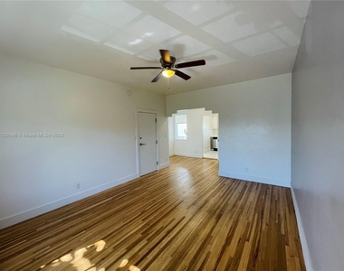 1606 Meridian Ave - Photo Thumbnail 4