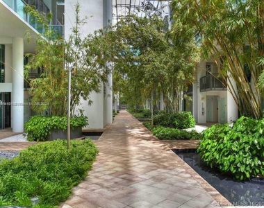 6000 Collins Ave - Photo Thumbnail 1