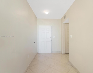 16699 Collins Ave - Photo Thumbnail 2