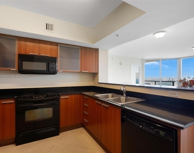 16699 Collins Ave - Photo Thumbnail 13